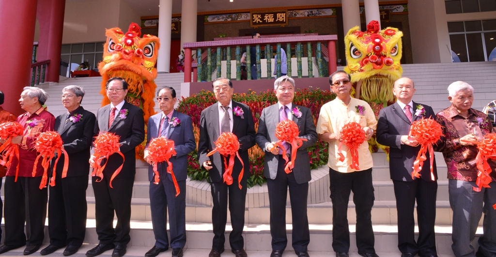 本会顾问林生枝、骨灰楼筹建委员会主席暨名誉会长叶荣和、会长戴炳基、马来西亚福建社团联合会总会长拿督邱财加及其他嘉宾们准备为聚福阁剪彩